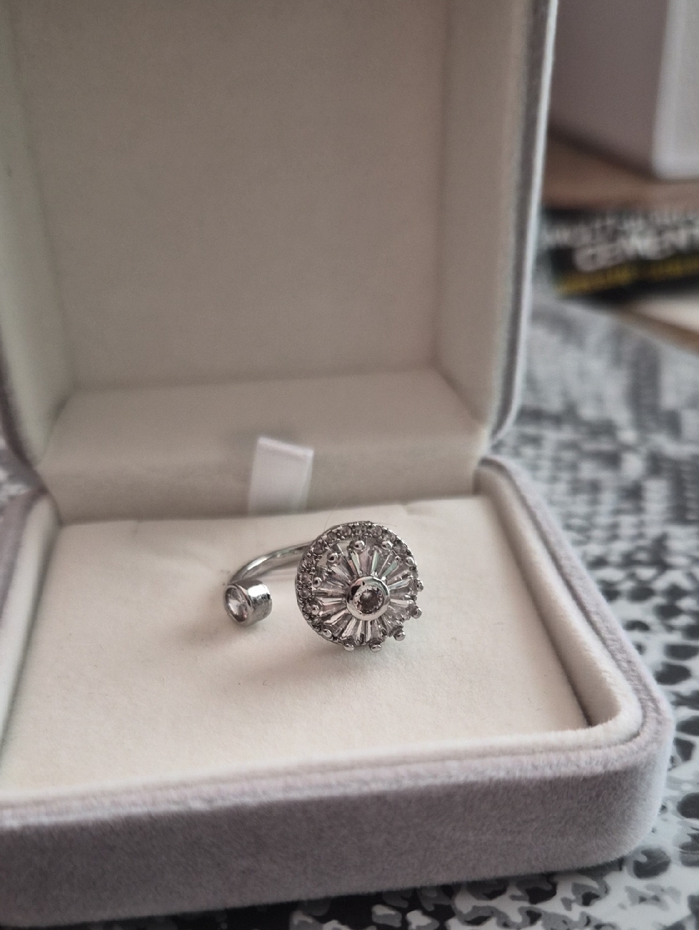 NIB 🌼 CZ Flower Spinner Ring
